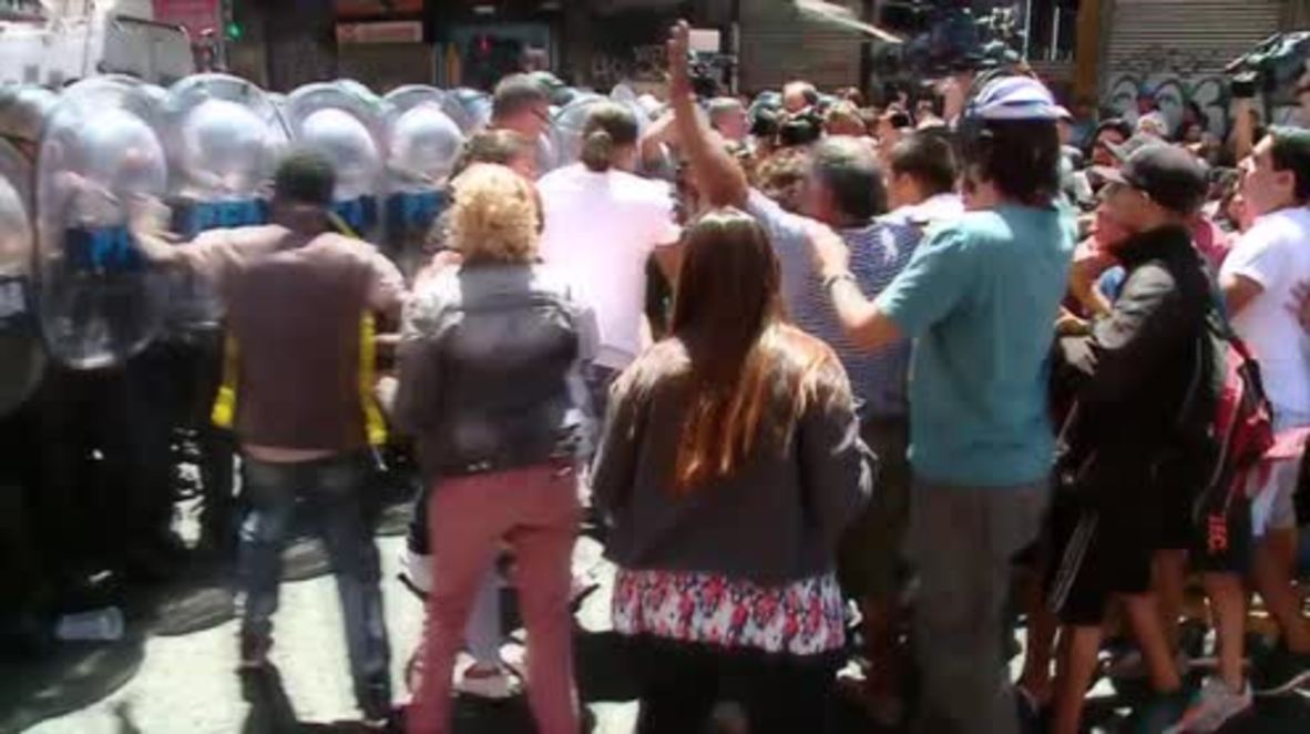 Argentina: Violence erupts between police and protesters