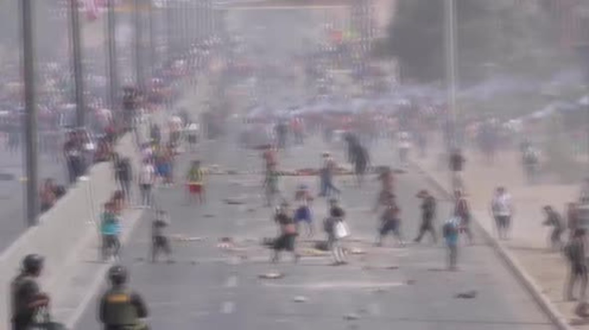 Peru: Fiery clashes break out as thousands march against new tolls booths