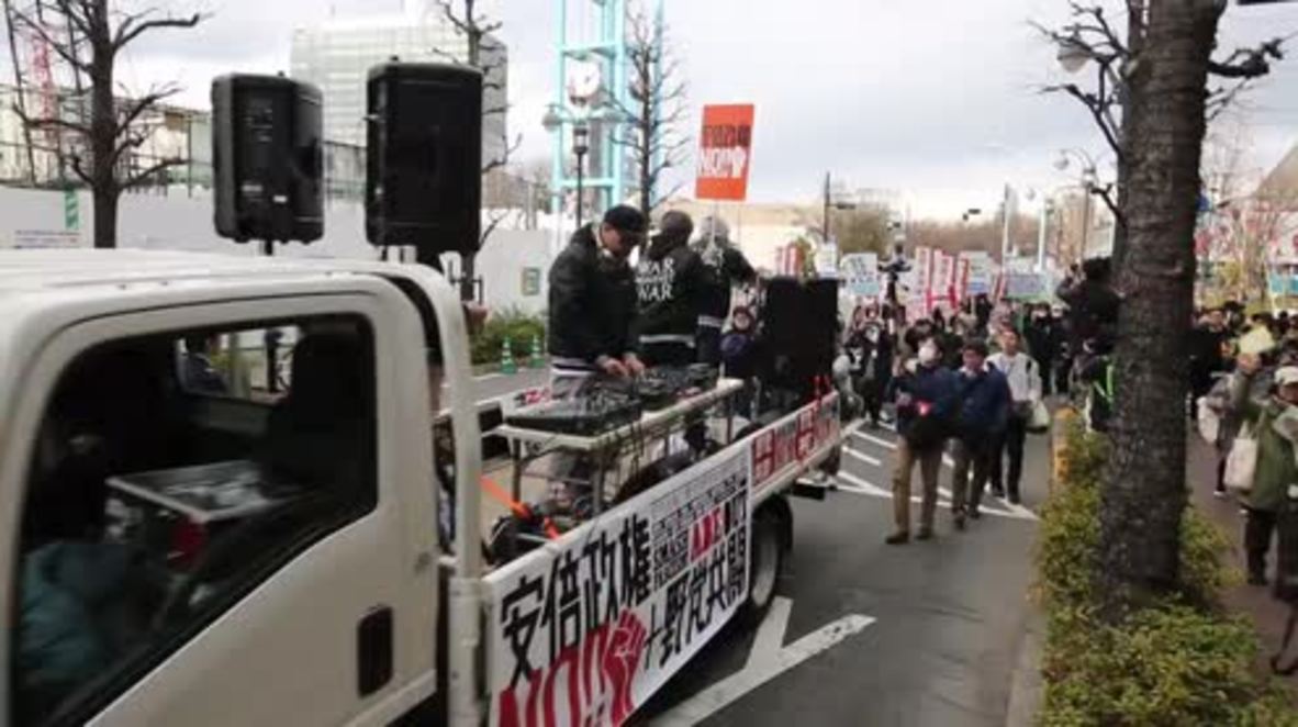 Japan: Tokyo protesters call on PM Shinzo Abe to resign