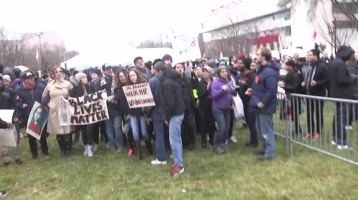 USA: Trump supporter charges head first into crowd of anti-Trump protesters