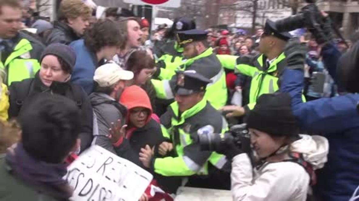 USA: Protests turn violent as Trump sworn in as US President