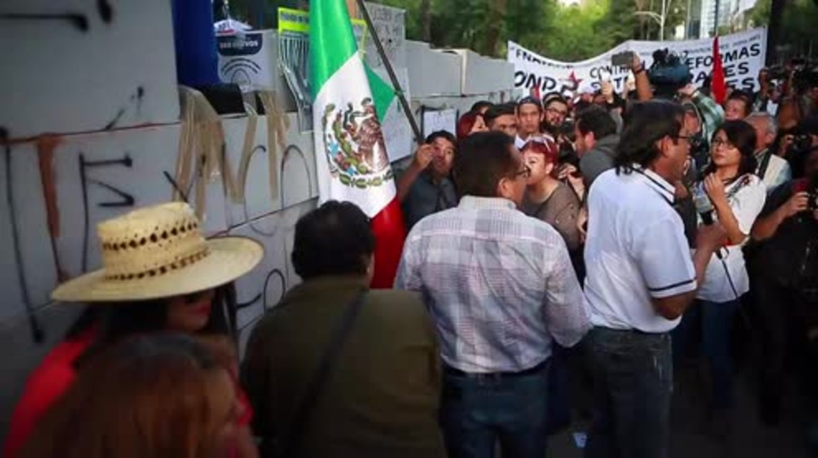 Mexico: Trump effigies burned and 'wall' destroyed outside US embassy