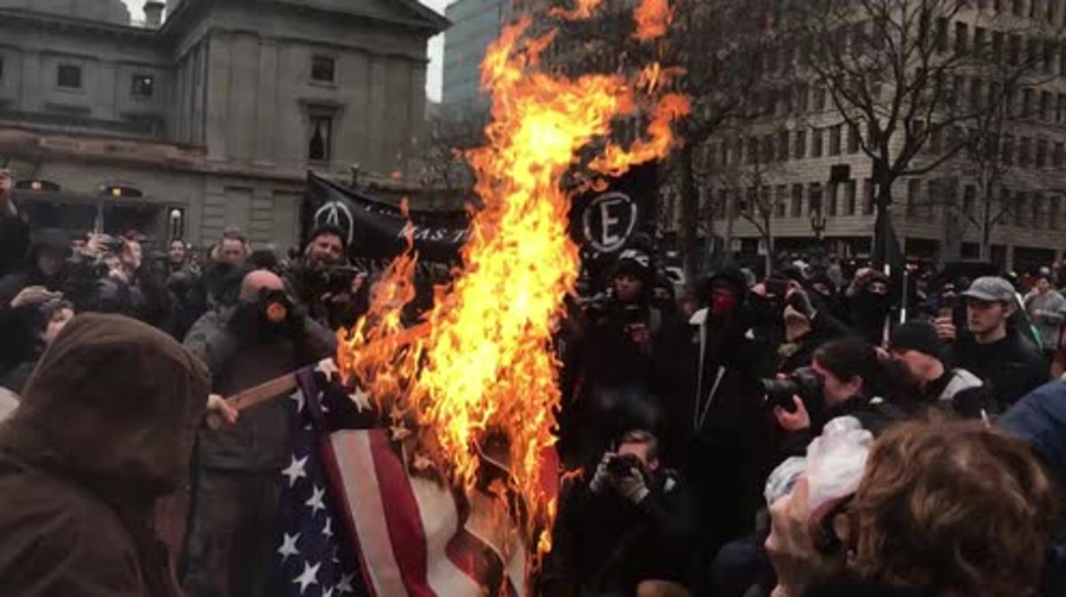 USA: Flash-bangs and flag burning - clashes erupt at Portland's anti-Trump protest