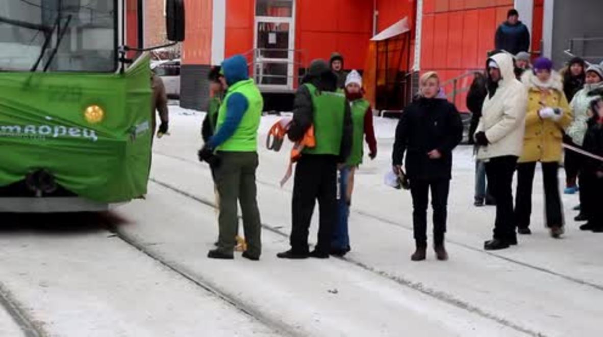 Russia: Woman leaves crowds in awe by pulling two trams filled with passengers