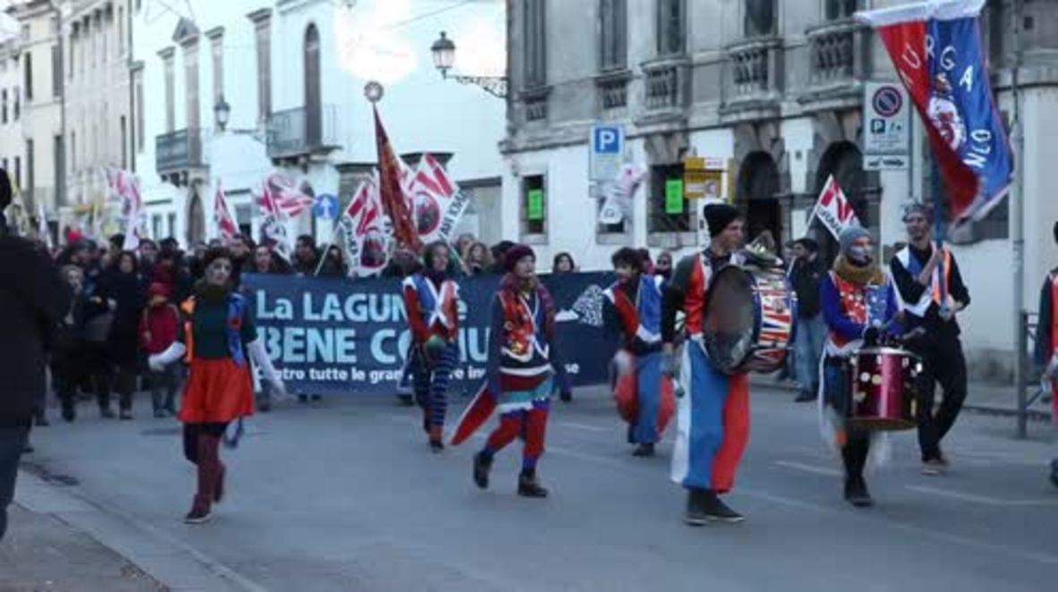 Italy: Vicenza residents turn out to protest against US Army Base