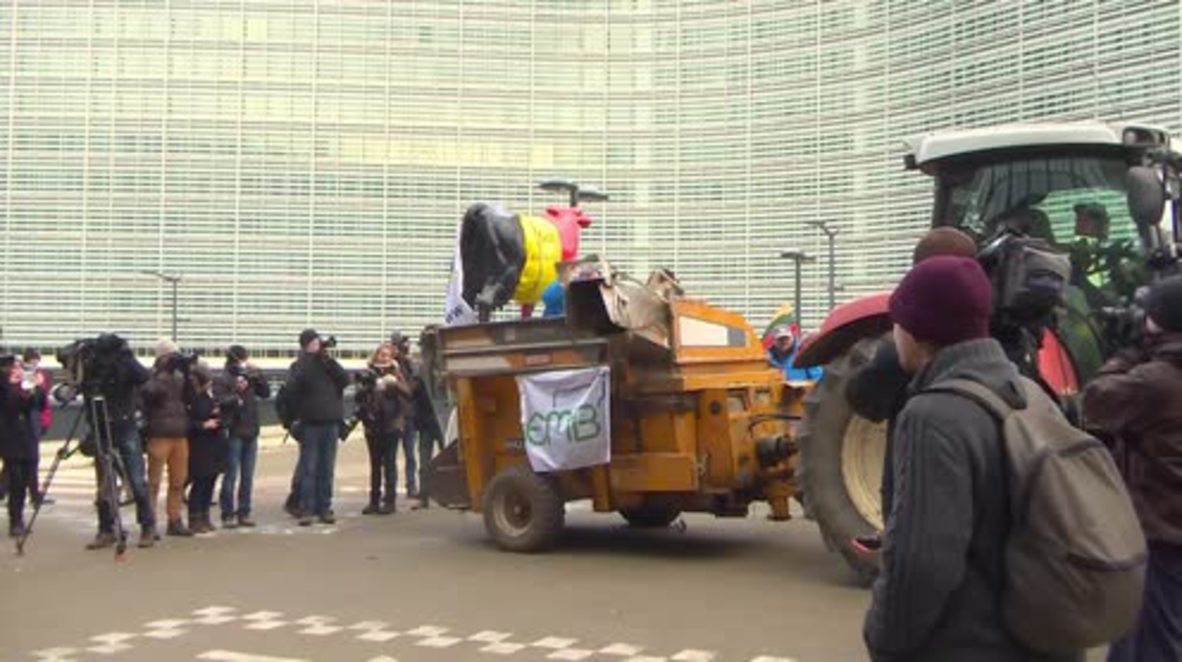 Belgium: Farmers cover EU buildings with milk powder