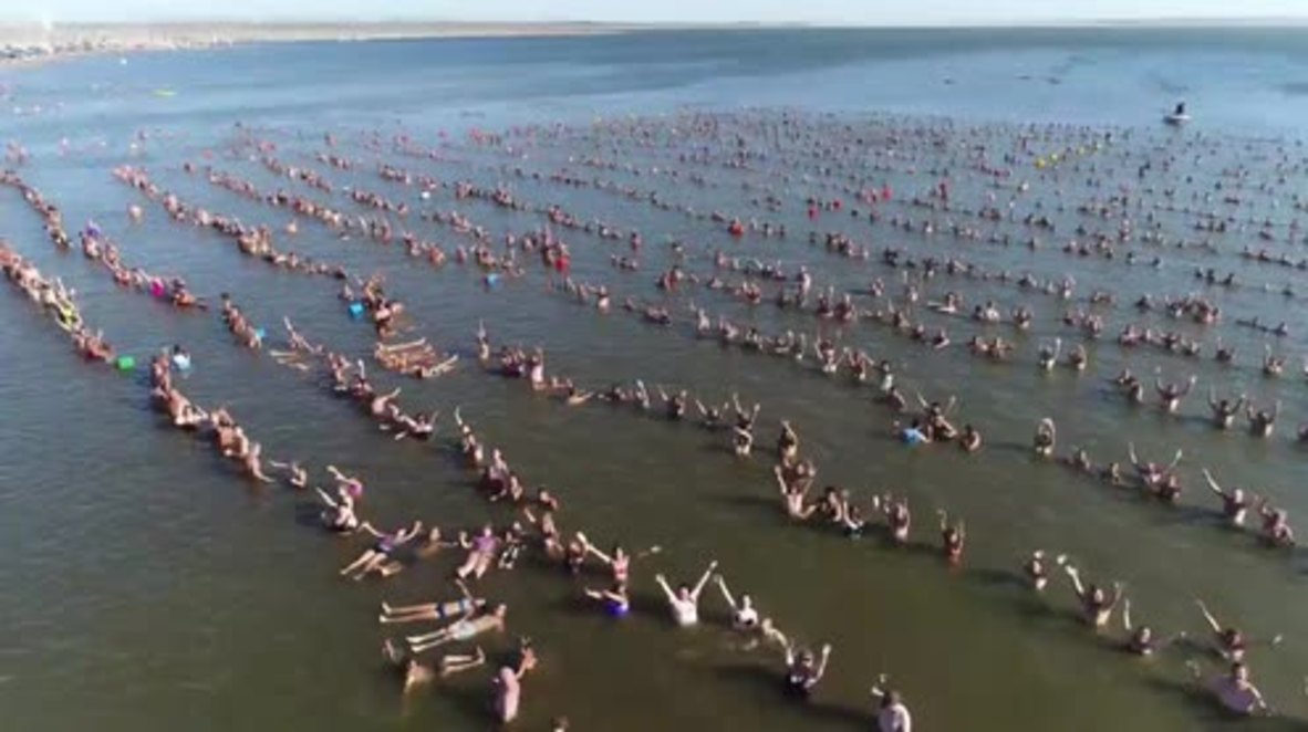 Argentina: 1941 swimmer attempt World Record for most people floating in a line