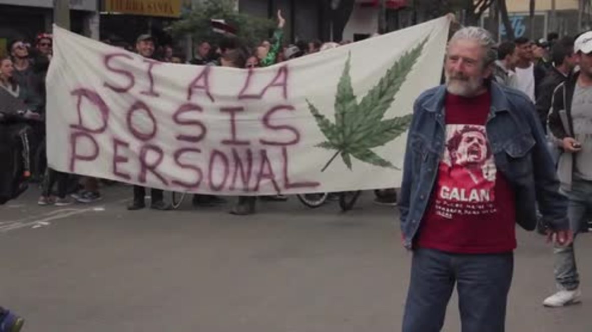 Colombia: Spaced out students light up hundreds of spliffs to protest new drug laws