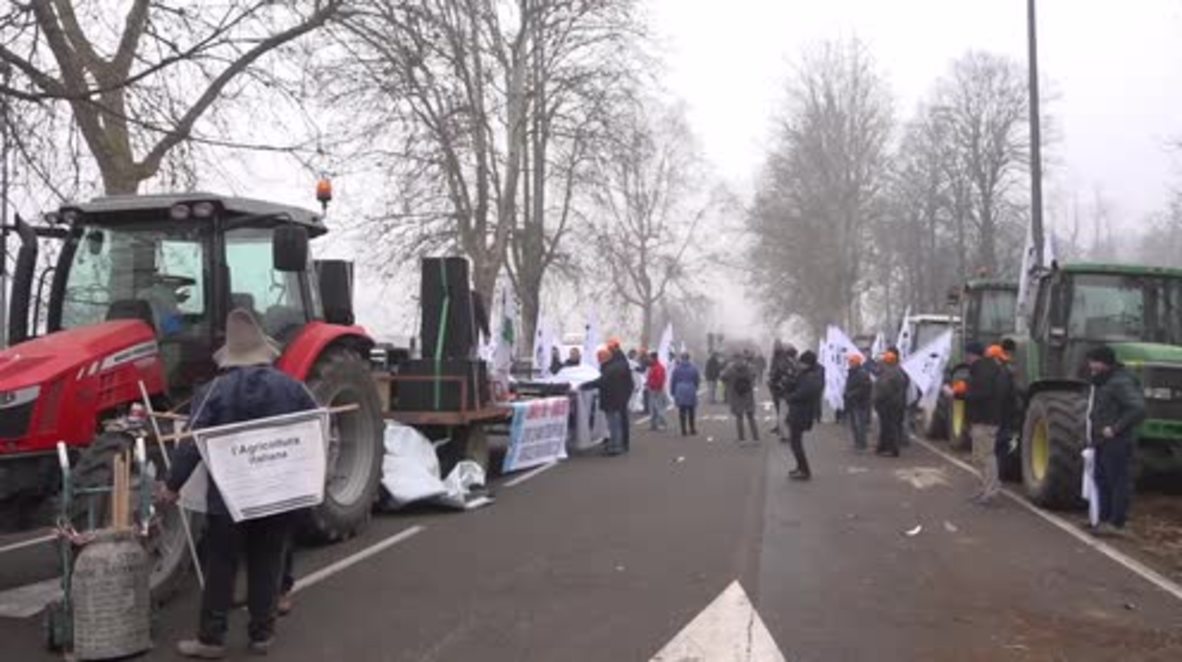 Italy: Farmers mark 20th anniversary of EU milk quota protests in Milan