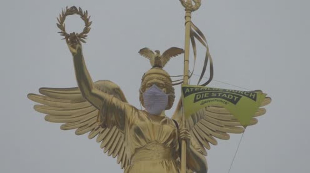 Germany: Greenpeace activists mask Berlin's Victory Column in pollution demo