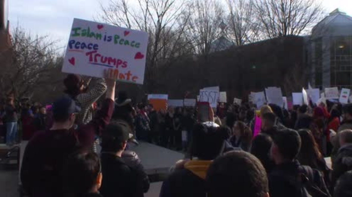 USA: 'America should be apologising to us for ISIS' - students rally in Fairfax against 'Muslim Ban'