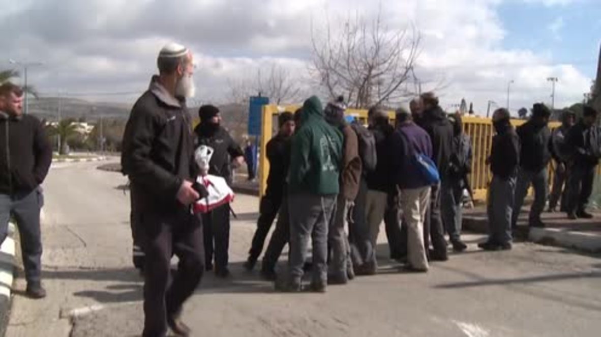 State of Palestine: Scuffles as Israeli forces evict hundreds of settlers from illegal outpost