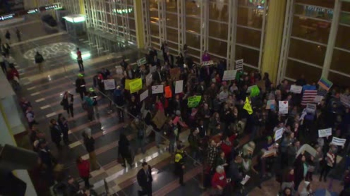 USA: Anti-Trump protesters rally against 'Muslim ban' at Washington Reagan National Airport