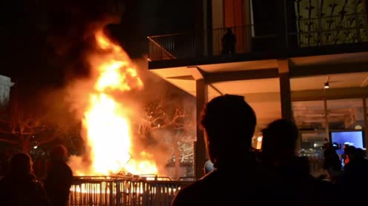 USA: Students start bonfires, smash ATMs, in protest to Breitbart editor's visit