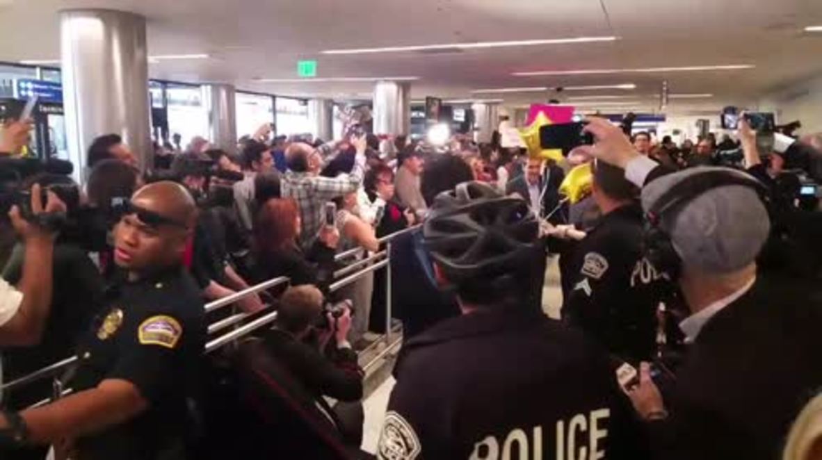 USA: Iranian man makes triumphant return to LA after challenging 'Muslim ban'