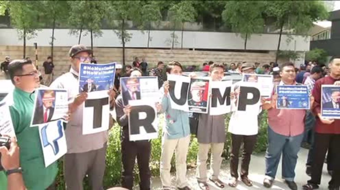 Indonesia: 'A clown has taken over a country' – People protest Trump's 'Muslim ban'