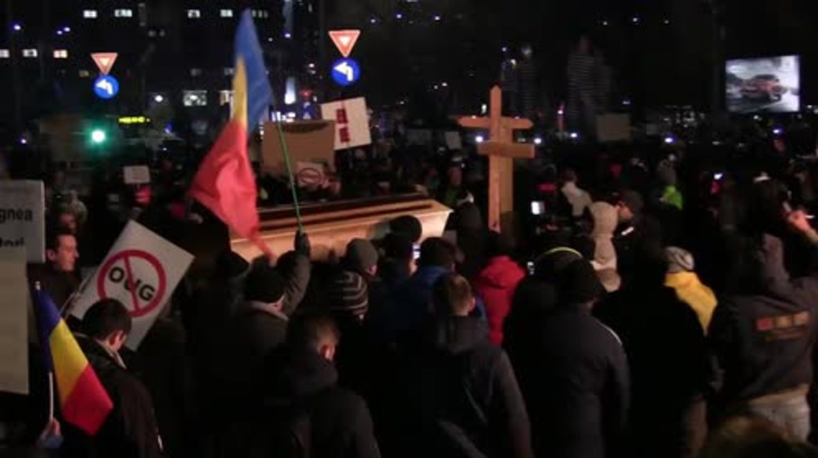 Romania: Mock funeral held as thousands rally in massive anti-corruption protest