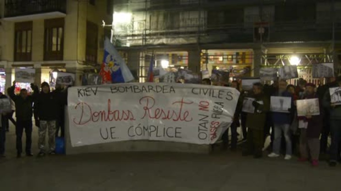 Spain: Madrid protesters stand in solidarity with Donbass outside Foreign Ministry