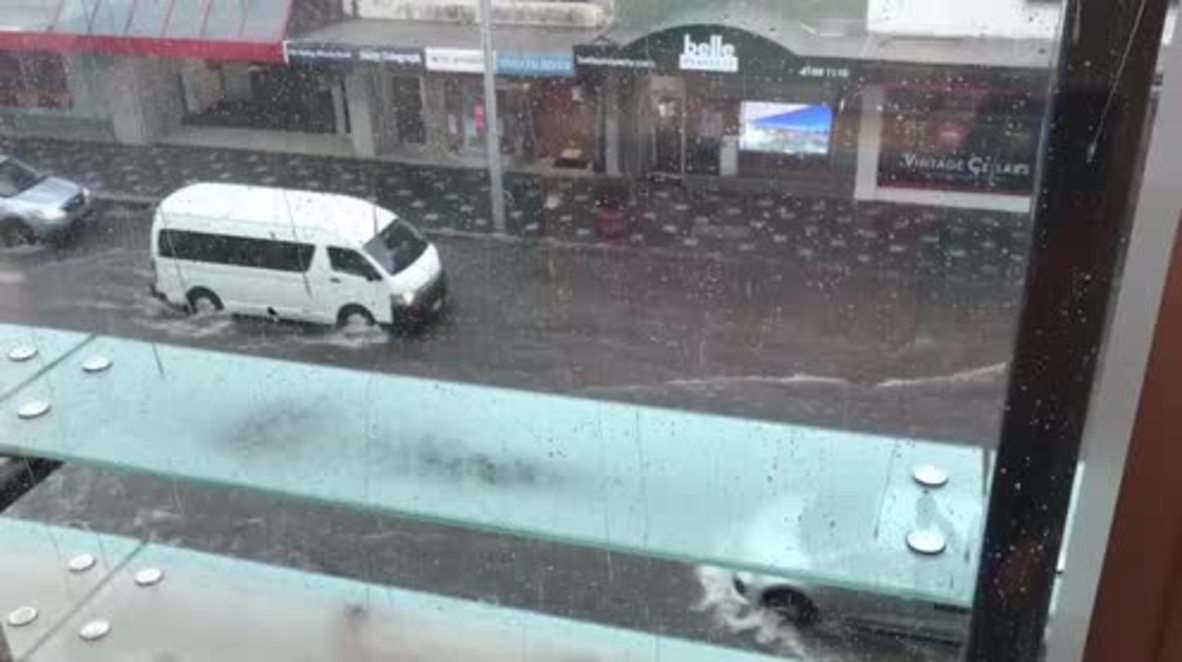 Australia: Sydney hit by heavy thunderstorms