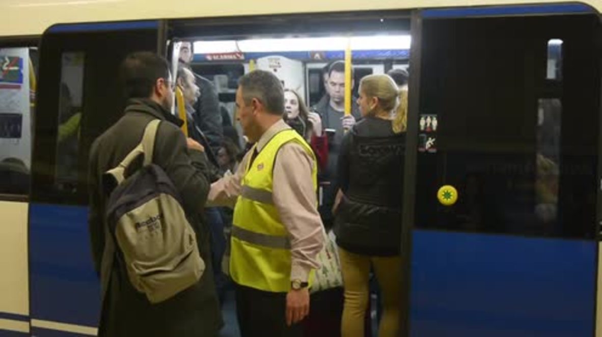 Spain: Passengers packed like sardines in Madrid metro
