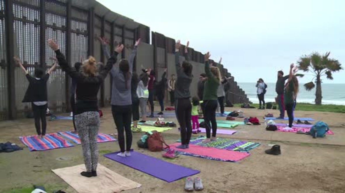 USA: Yogis bridge immigration divide along US-Mexico border