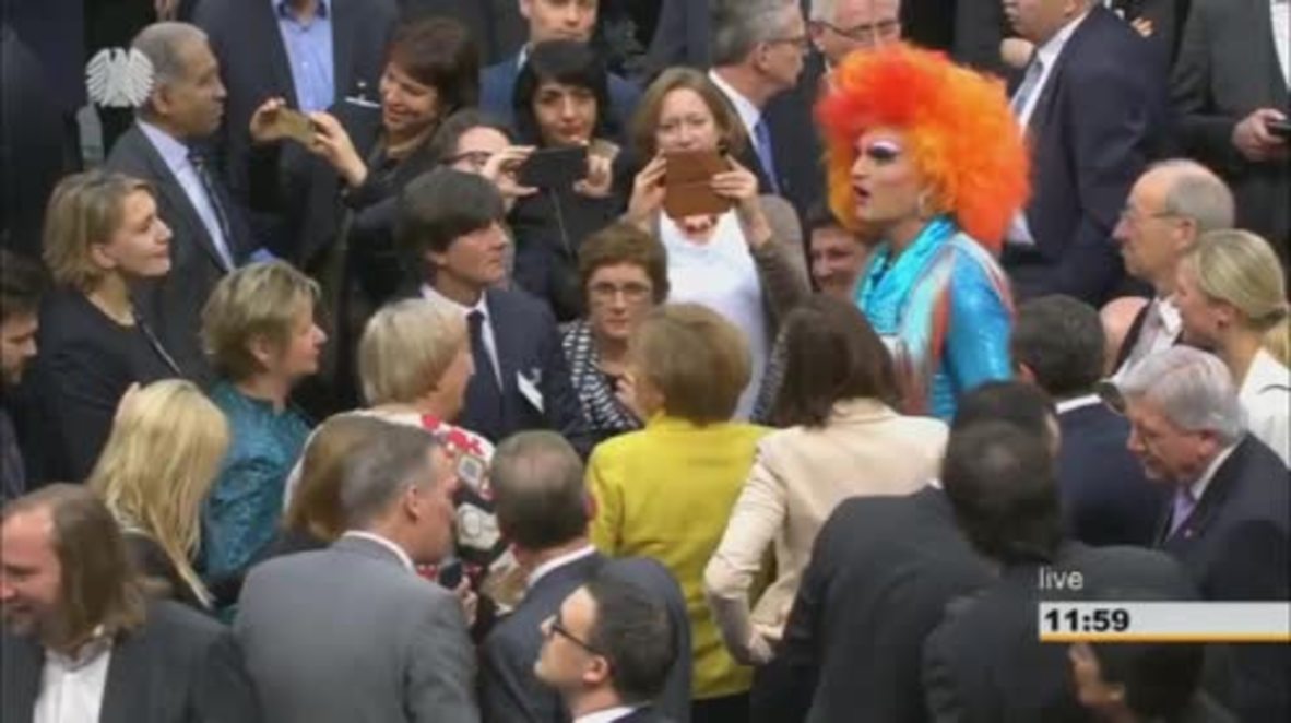 Germany: Merkel talks with drag queen Olivia Jones at presidential election
