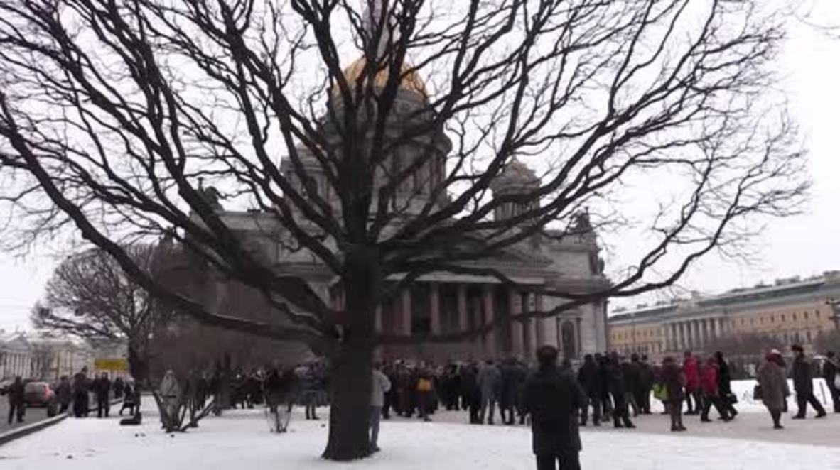 Russia: Hundreds protest against handover of St Isaac's Cathedral to ROC