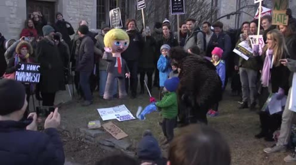 USA: Kids bash Trump pinata at Chicago Uni anti-Lewandowski rally