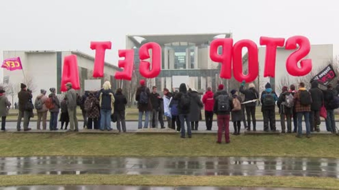 Germany: CETA protesters heckle Trudeau during arrival at chancellery
