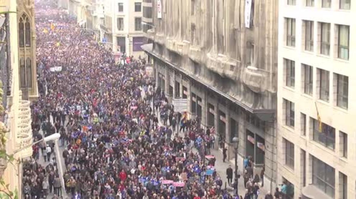 Spain: Hundreds of thousands demand govt. take more refugees in Barcelona