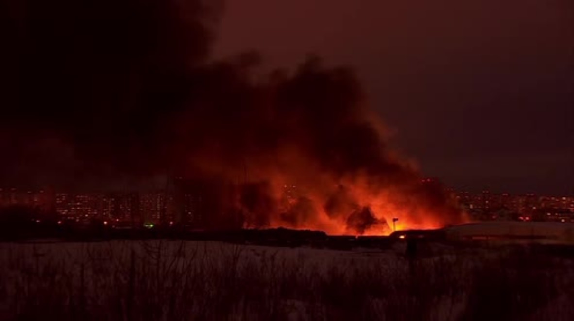 Russia: Huge fire at construction market burns into the night