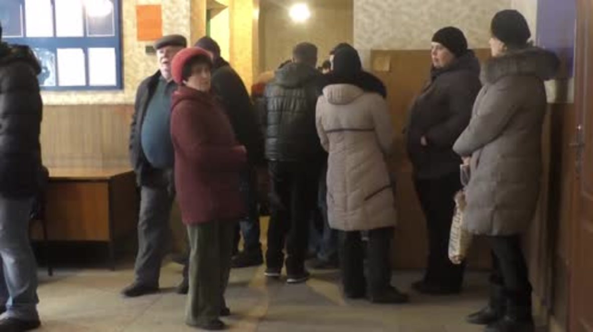 Ukraine: Donetsk residents queue up for passports following Putin's decree