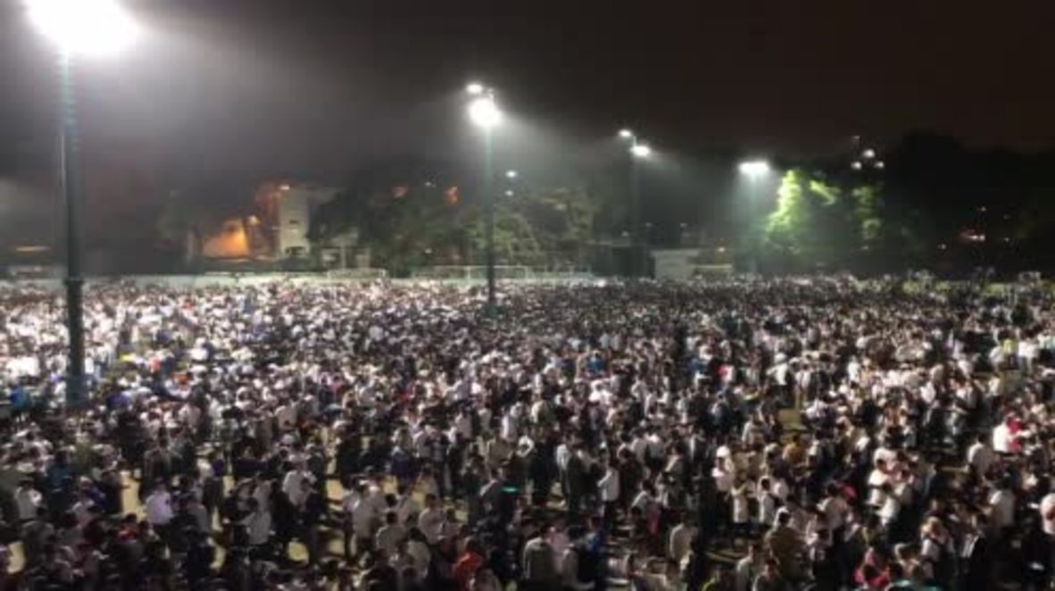Hong Kong: Thousands rally to support police officers sentenced for assault