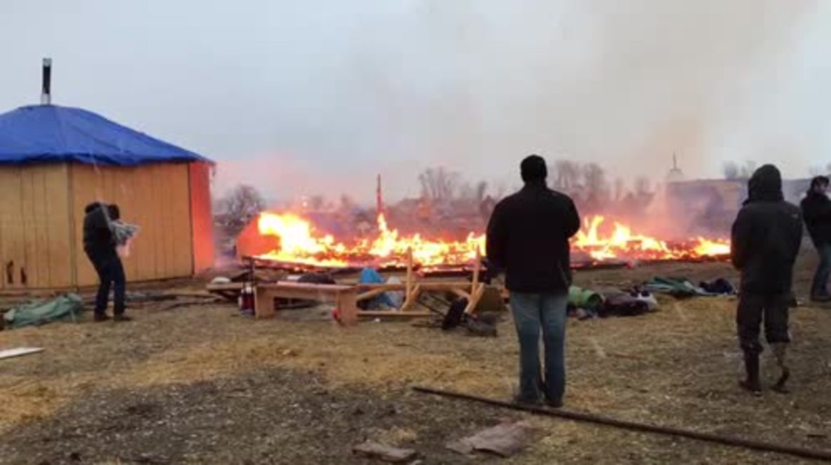 USA: Fire ravages Dakota Access protest camp during eviction