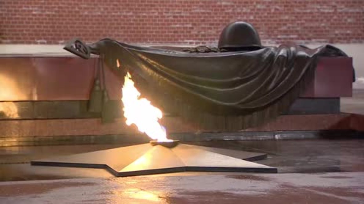 Russia: Honour guard marks 50th anniv. of Eternal Flame at Tomb of Unknown Soldier