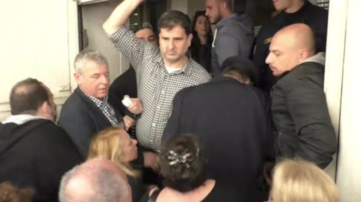 Greece: Scuffles as hospital workers attempt to force entry to Health Ministry in Athens