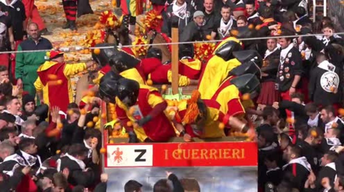 Italy: Oranges away! Townspeople get stuck into nation‘s biggest food fight