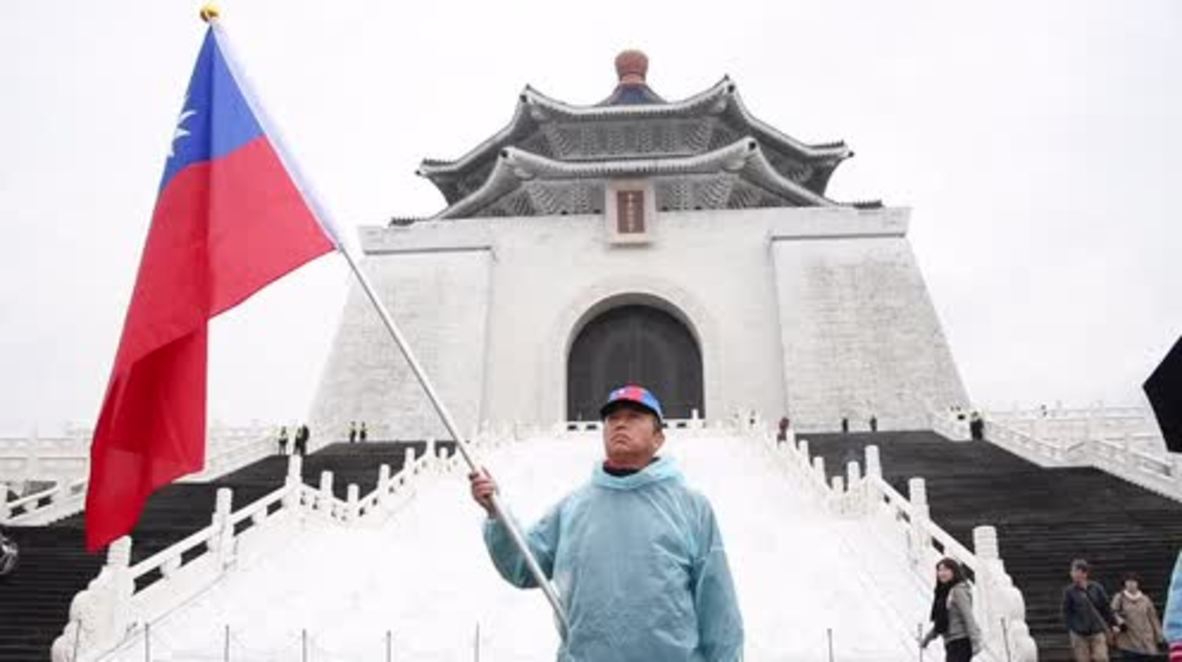 Taiwan: Protesters 'protect' Chiang Kai-shek memorial on anniversary of the 228 Incident