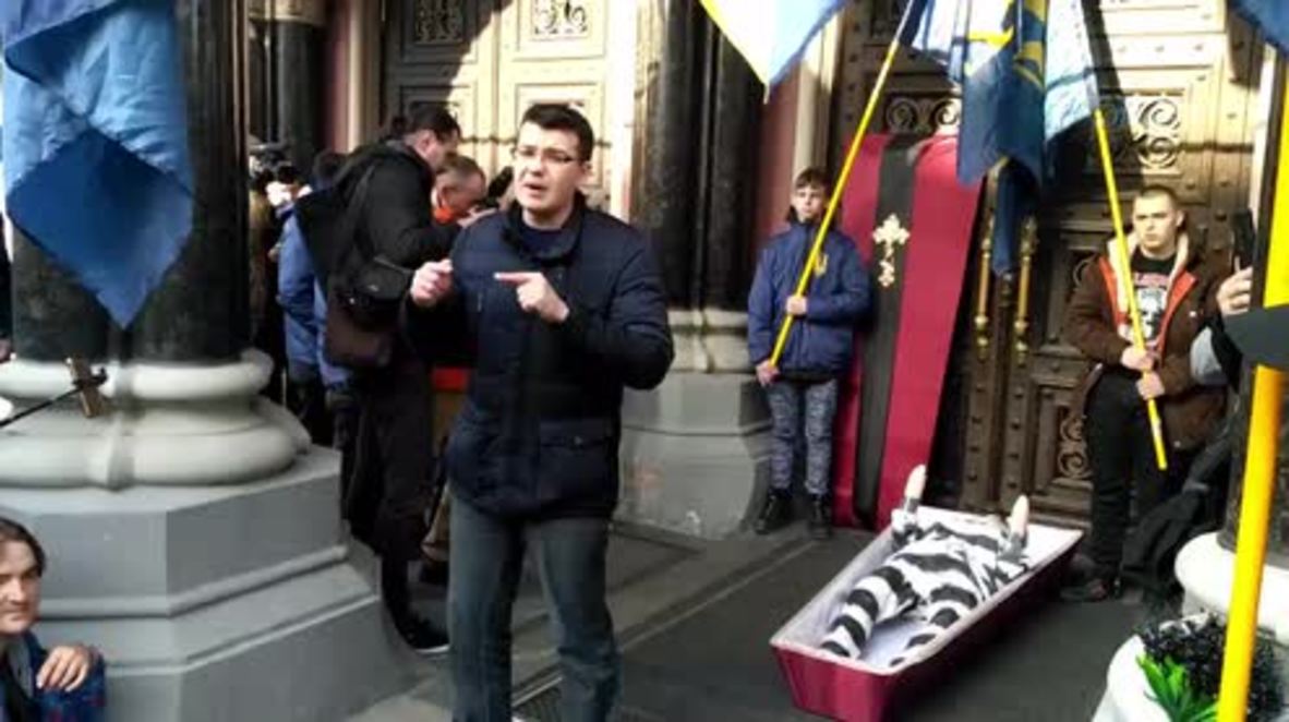 Ukraine: Protesters call on National Bank to ban Russian banks from Ukraine