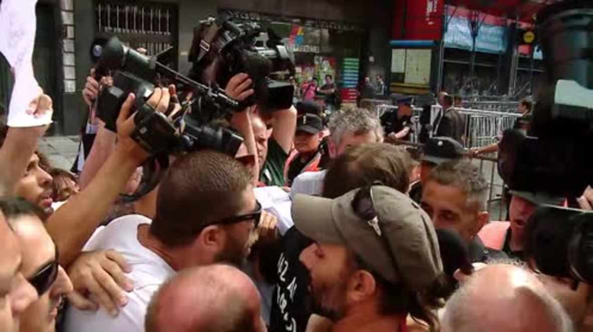 Argentina: Police and teachers face off in protest denouncing Macri