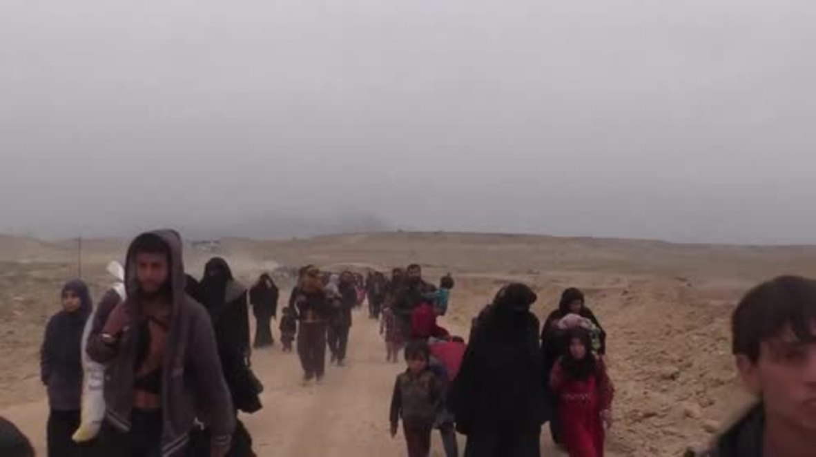 Iraq: Thousands of civilians flee Mosul as battle against IS intensifies