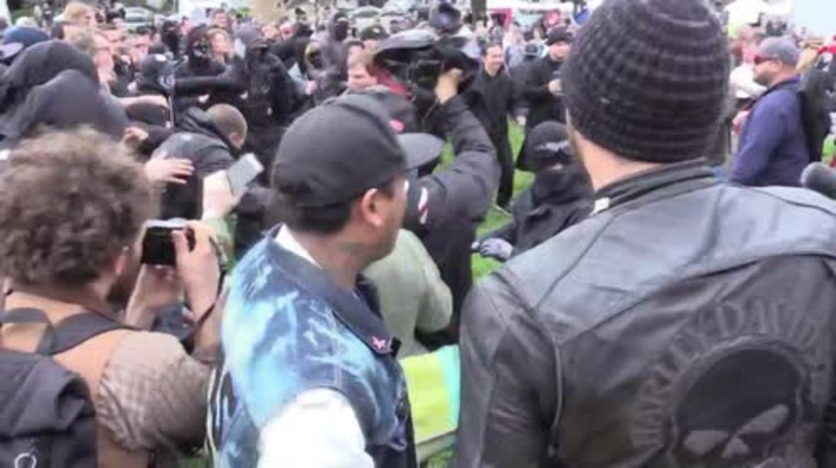 USA: Huge brawl breaks out between pro and Trump protesters in Berkeley