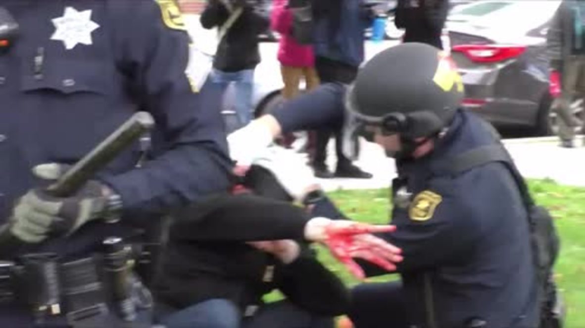 USA: Berkeley protests turn bloody as pro and anti-Trump groups clash