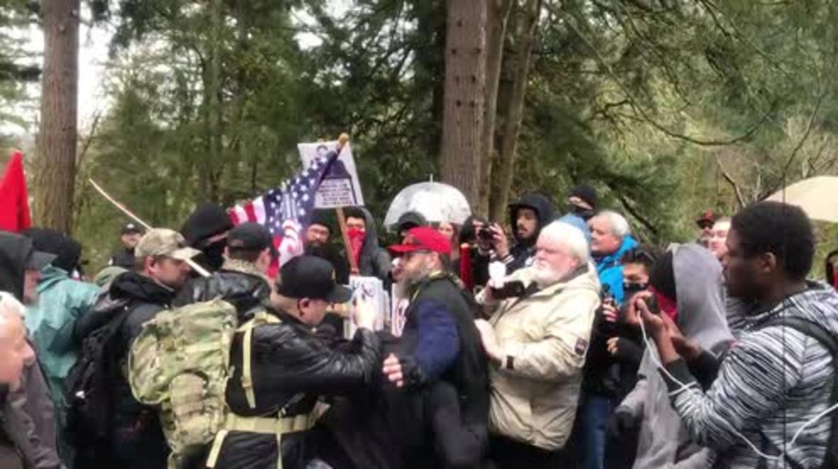 USA: Pro- and anti-Trump supporters clash at Lake Oswego