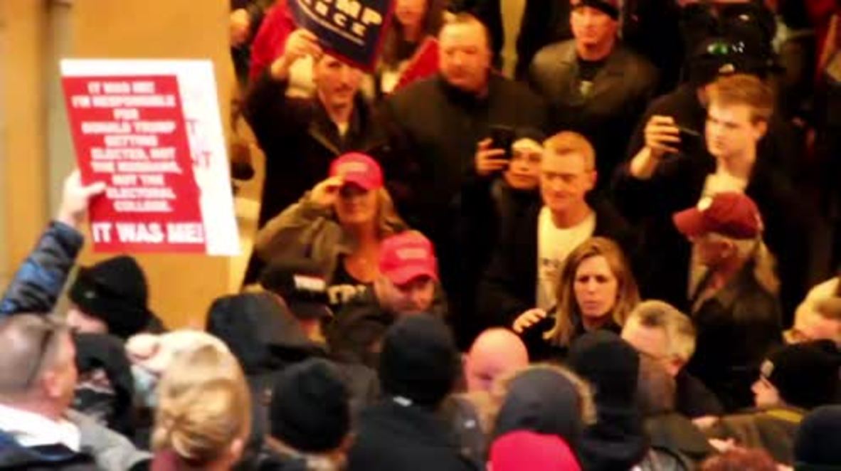 USA: Arrests follow scuffles at #March4Trump rally at state capitol in St. Paul