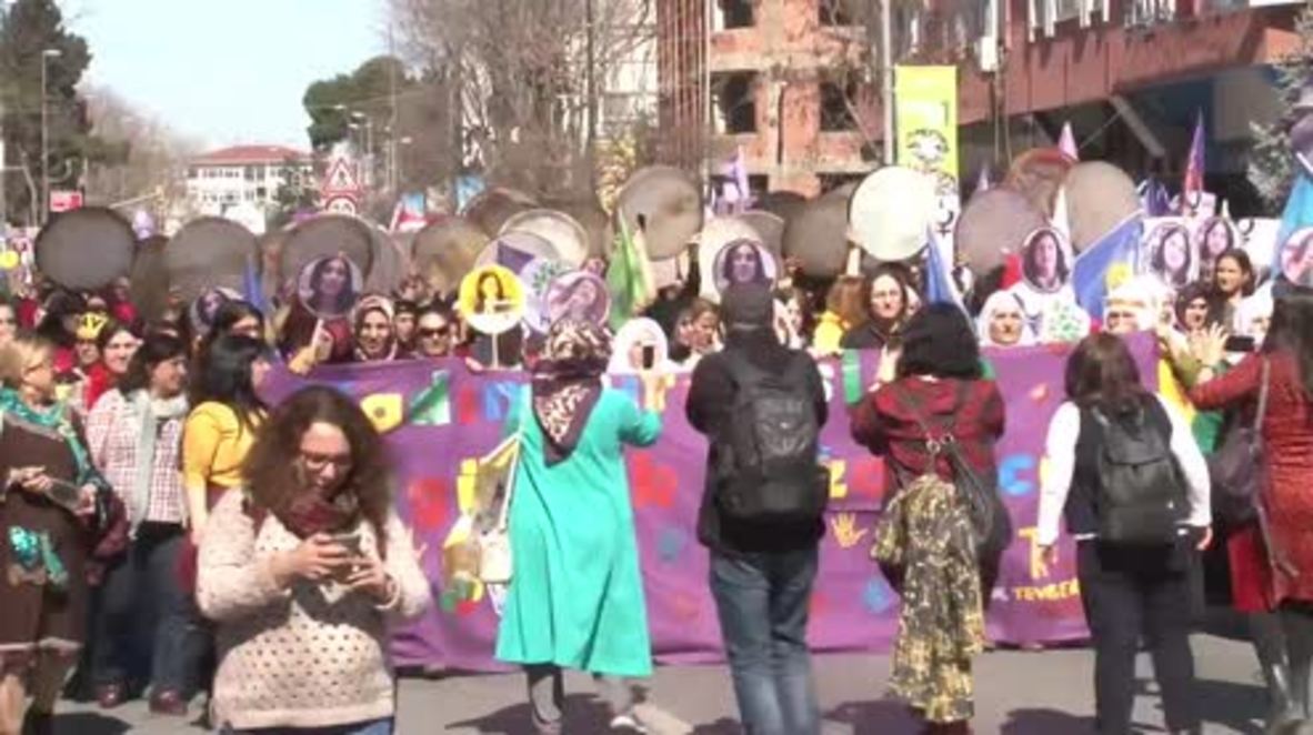 Turkey: Women rally against rights violations and constitutional referendum
