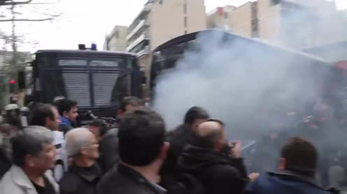 Greece: Fires burn in Athens as protesting farmers decry tax hikes