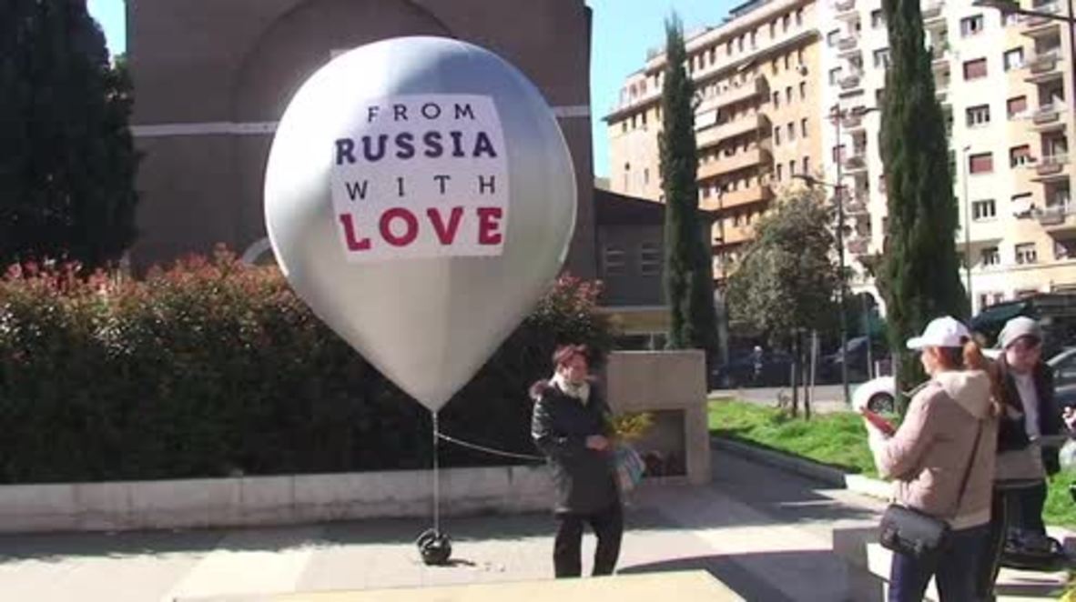 Italy: 'FromRussiaWithLove' flashmob offers flowers to women on the streets of Rome
