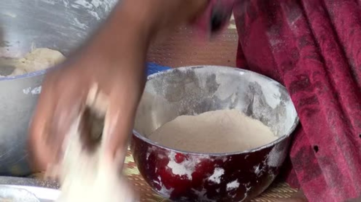 Iraq: Woman who fled embattled Mosul bakes bread in IDP camp to save money