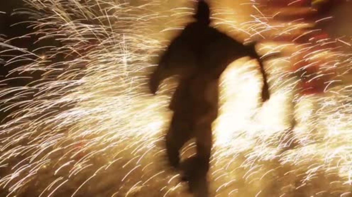 Mexico: Explosive bull charges through Tultepec for national fireworks day